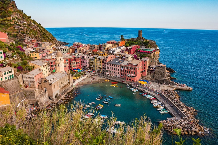 1200px-Vernazza_and_the_sea_Cinque_Terre_Italy